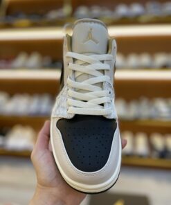 Home 32 giay nike Jordan 1 low beaded swoosh 3 scaled