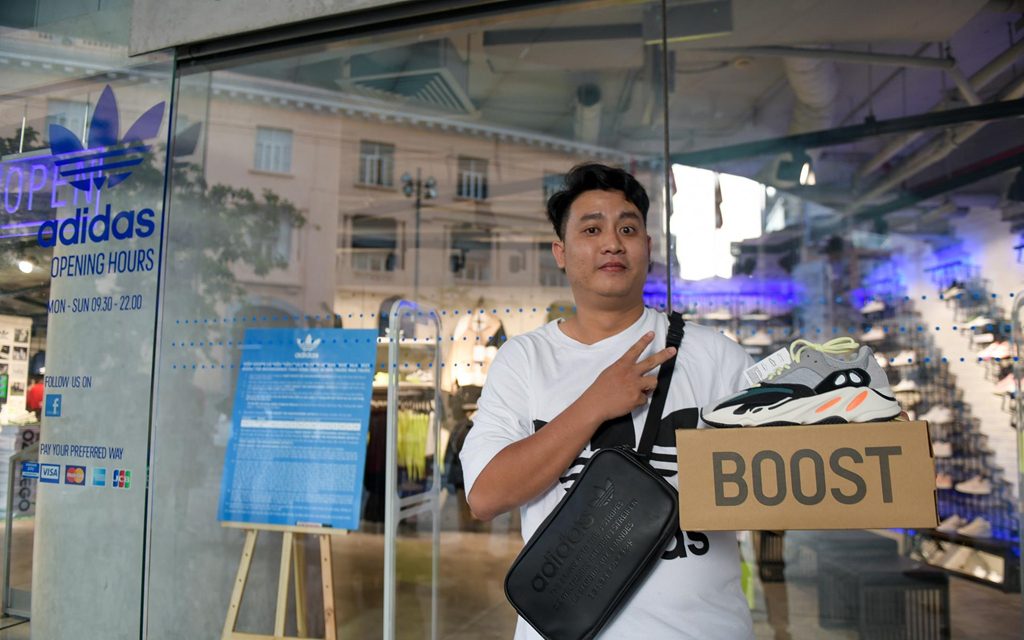 Trần Minh Trí khoe đôi giày Yeezy Boost 700 mua từ Nga